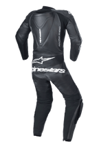 Alpinestars Youth GP Plus V2 Tuta in pelle intera, nero, vista posteriore con gobba aerodinamica, logo e scritta Alpinestars bianchi sulla parte inferiore della schiena, branding laterale 'RACING AHEAD' e pannelli a fisarmonica elasticizzati per la mobilità.