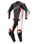 Alpinestars Missile V2 Monoblocco, tuta da corsa in pelle, nero, bianco e rosso fluo, con design ergonomico pre-curvato, pannelli bianchi e neri, accenti rosso fluo, logo Alpinestars sul petto e slider sulle ginocchia, progettata per corse ad alte prestazioni.