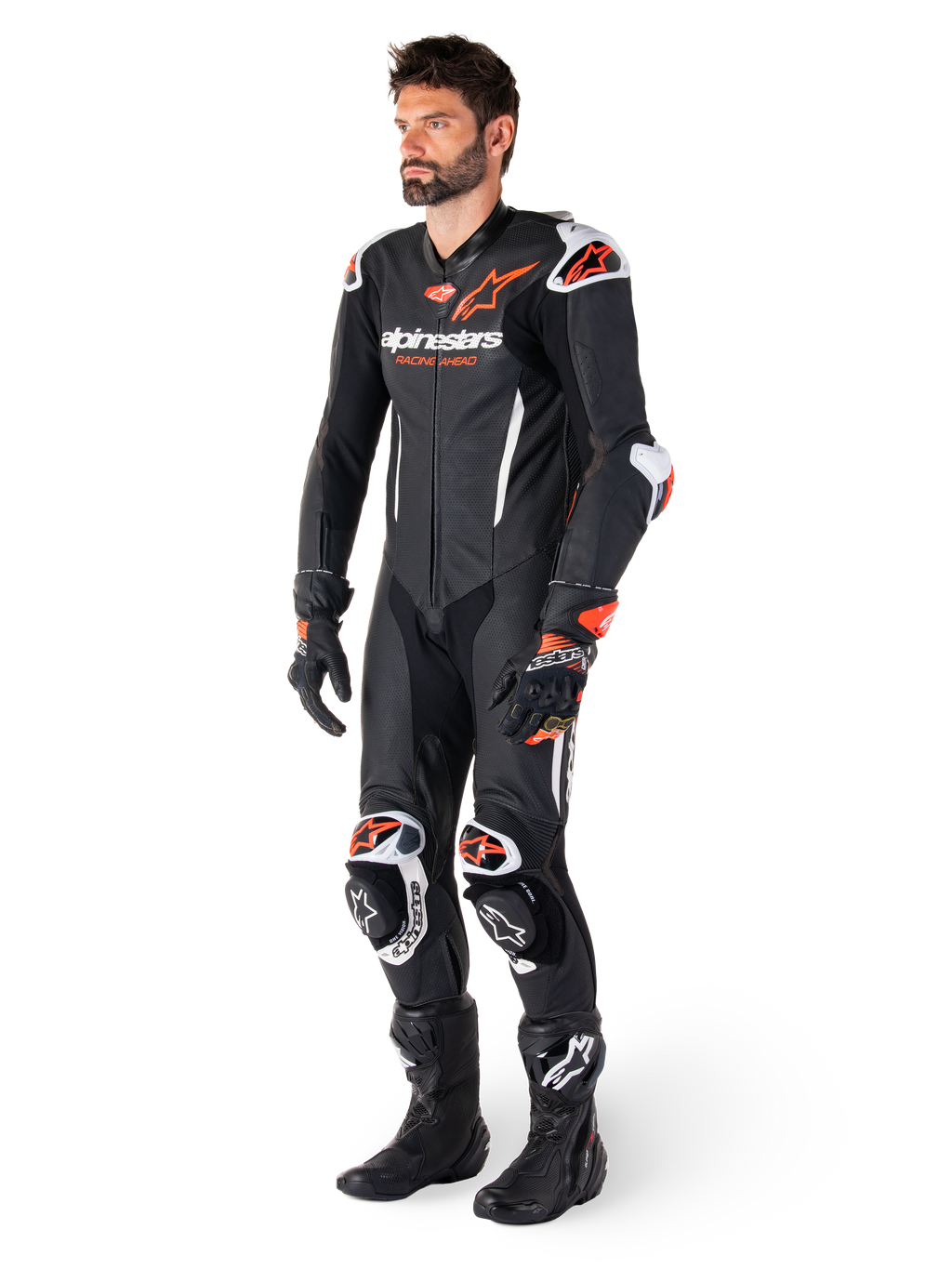 Alpinestars tuta in pelle GP-R7 1 Pezzo, tuta da moto racing da uomo nera, bianca e rossa fluo, pelle traforata, indossata con guanti e stivali neri.