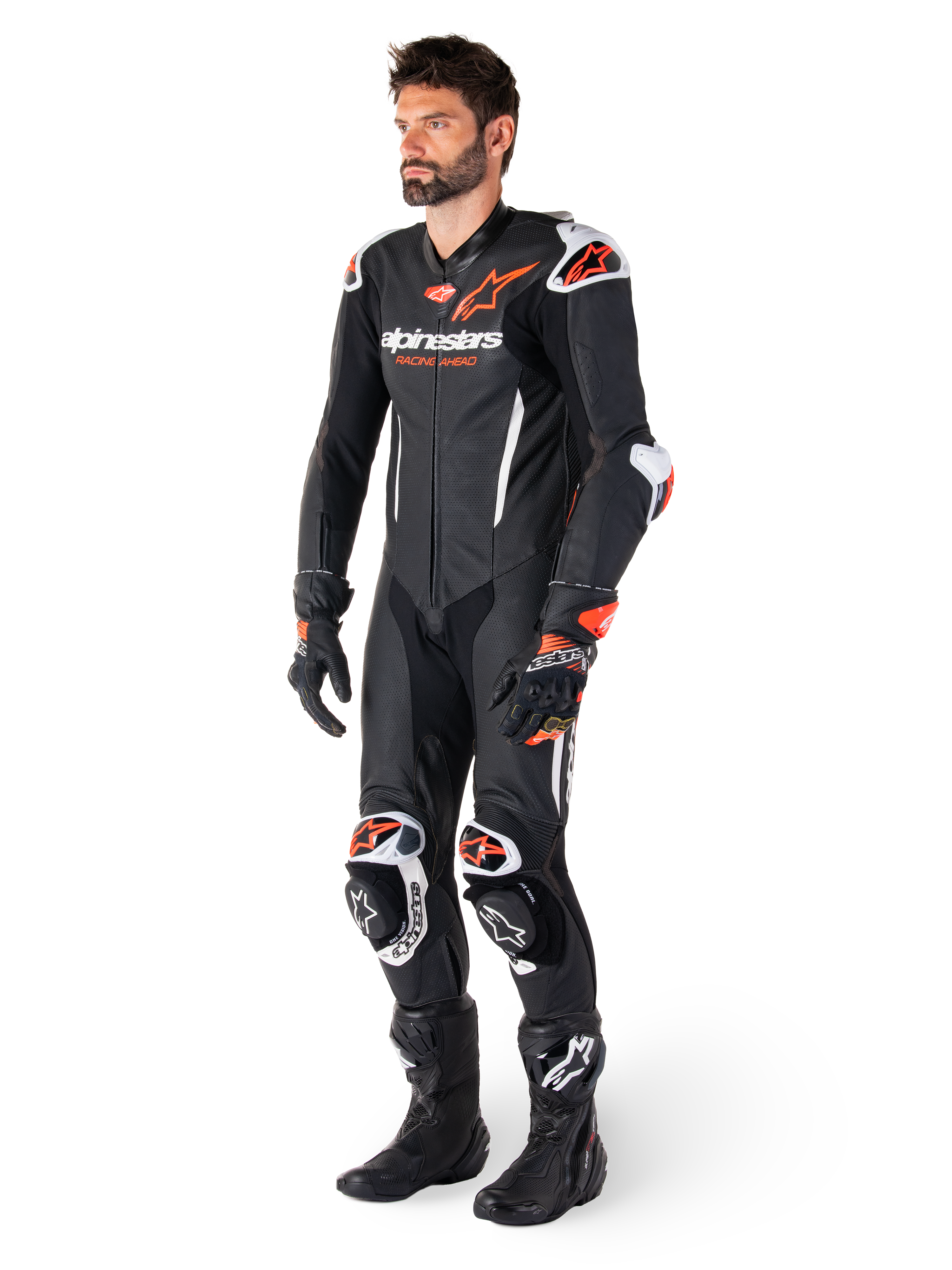 Alpinestars tuta in pelle GP-R7 1 Pezzo, tuta da moto racing da uomo nera, bianca e rossa fluo, pelle traforata, indossata con guanti e stivali neri.