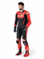 Alpinestars tuta in pelle GP-R7 1 pezzo, Tech-Air Ready, da uomo, nero e rosso, pelle traforata, indossata da un modello.