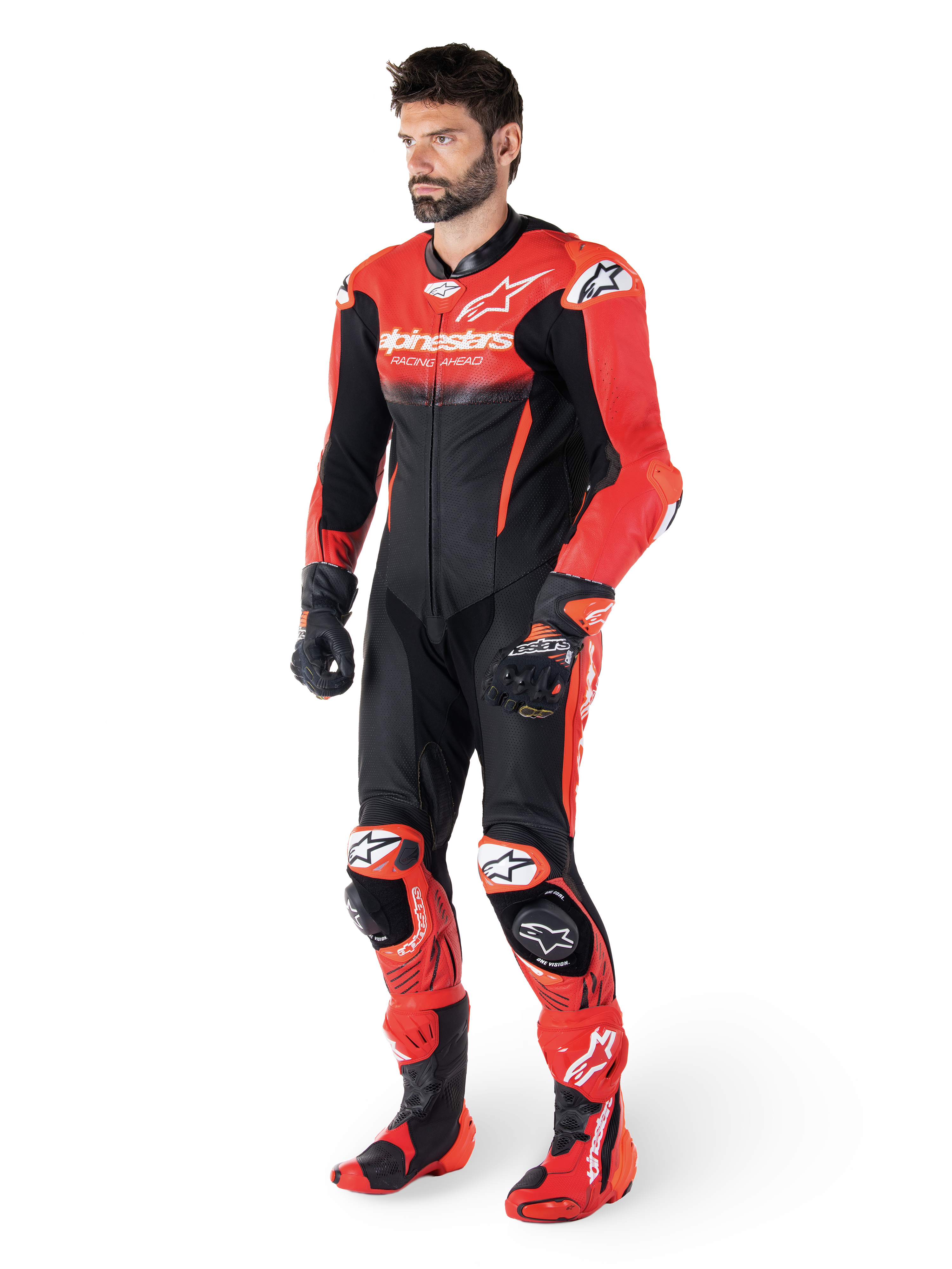Alpinestars tuta in pelle GP-R7 1 pezzo, Tech-Air Ready, da uomo, nero e rosso, pelle traforata, indossata da un modello.