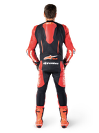 Alpinestars Tuta In Pelle GP-R7 1 Pezzo, tuta da moto racing da uomo, nero e rosso, vista posteriore con gobba aerodinamica, certificata CE AAA.