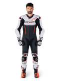 Alpinestars tuta in pelle GP-R7 1 Pezzo, tuta da corsa uomo, bianca, nera e rossa fluo, pelle bovina, certificata AAA.