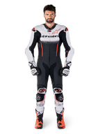 Alpinestars tuta in pelle GP-R7 1 Pezzo, tuta da corsa uomo, bianca, nera e rossa fluo, pelle bovina, certificata AAA.