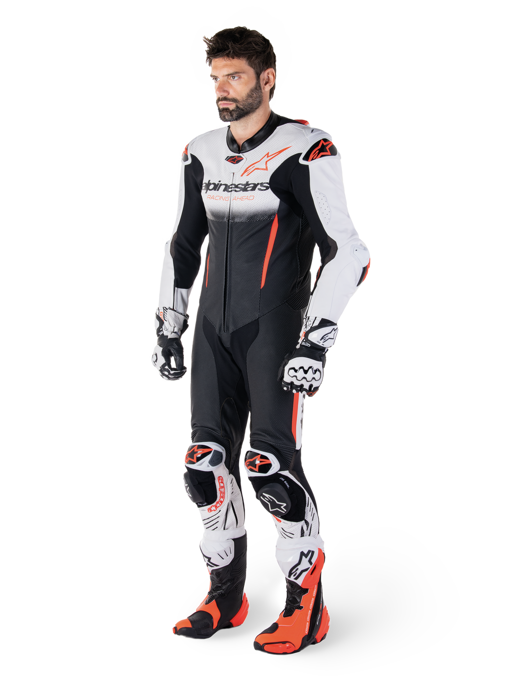 Alpinestars Tuta In Pelle GP-R7 1 Pezzo, tuta da moto racing per uomo, bianco e nero con dettagli rosso fluo, certificata CE AAA, Tech-Air Ready, indossata da un modello con guanti e stivali