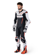 Alpinestars Tuta In Pelle GP-R7 1 Pezzo, tuta da moto racing per uomo, bianco e nero con dettagli rosso fluo, certificata CE AAA, Tech-Air Ready, indossata da un modello con guanti e stivali