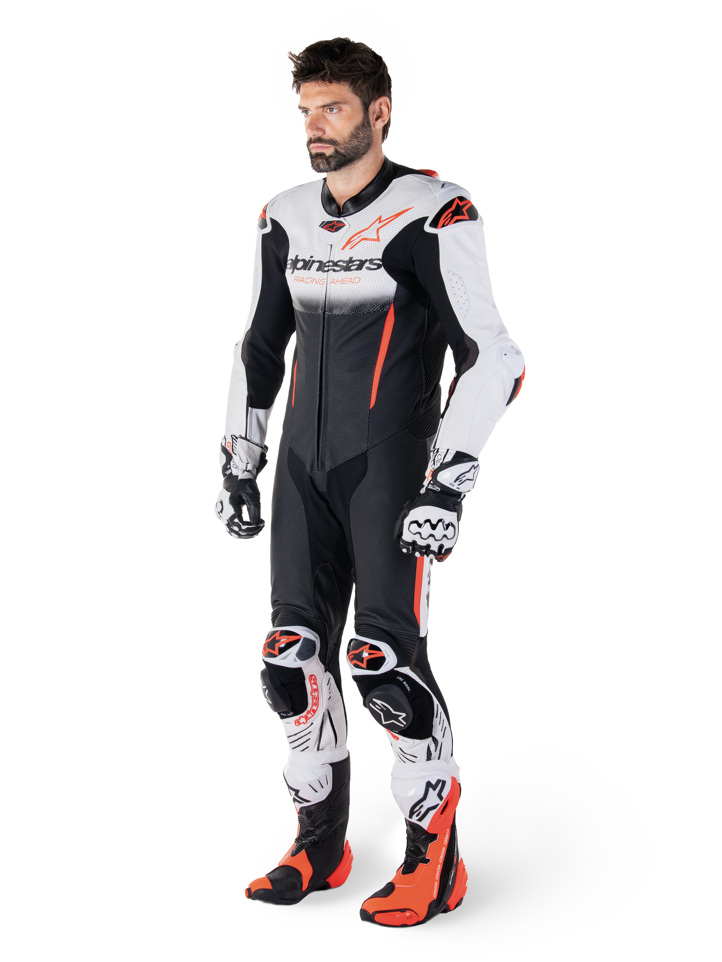 Alpinestars Tuta In Pelle GP-R7 1 Pezzo, tuta da moto racing per uomo, bianco e nero con dettagli rosso fluo, certificata CE AAA, Tech-Air Ready, indossata da un modello con guanti e stivali