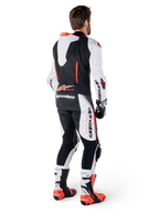 Alpinestars Tuta in pelle GP-R7 1 Pezzo, tuta da moto racing da uomo, bianco, nero e rosso, con gobba aerodinamica, vista posteriore con guanti e stivali coordinati.
