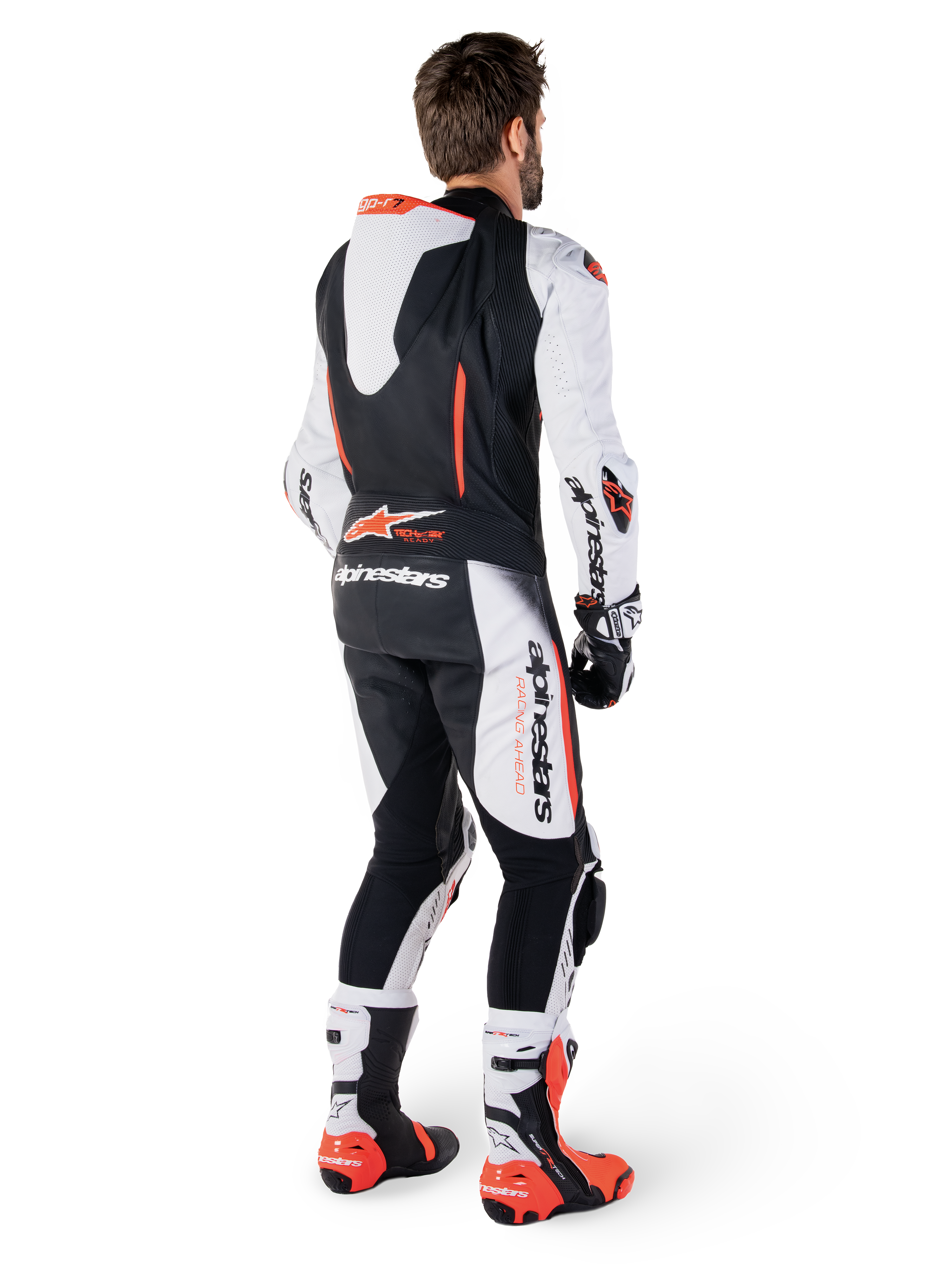 Alpinestars Tuta in pelle GP-R7 1 Pezzo, tuta da moto racing da uomo, bianco, nero e rosso, con gobba aerodinamica, vista posteriore con guanti e stivali coordinati.