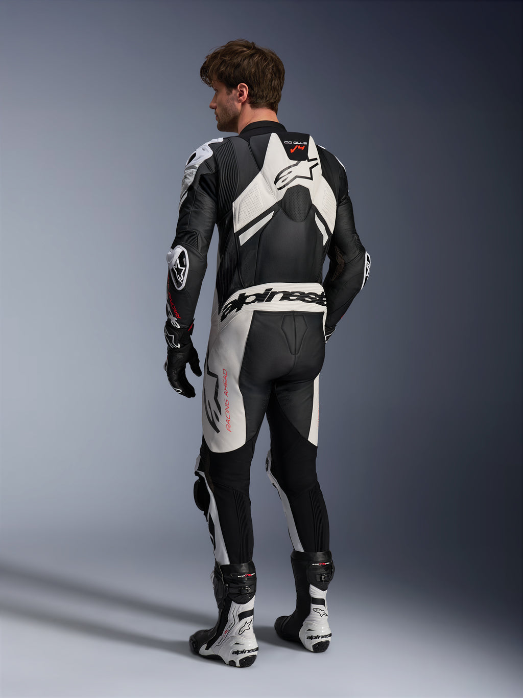 Tuta in pelle Alpinestars GP Plus V4 Sprint 1PC, nera e bianca, vista posteriore con gobba aerodinamica racing da uomo.
