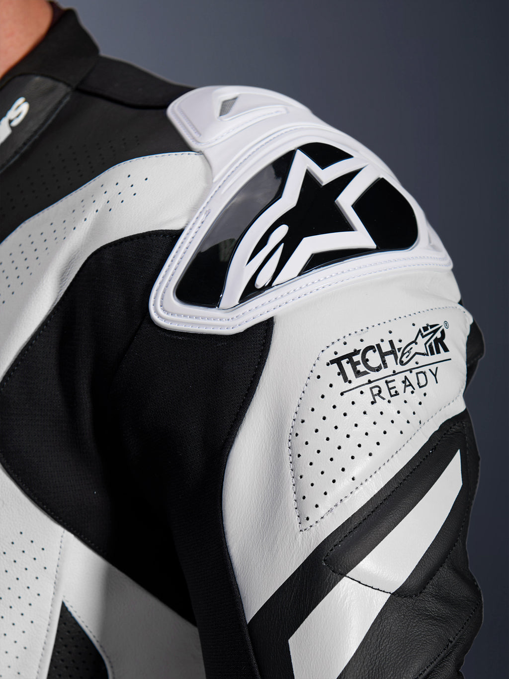 Alpinestars tuta in pelle GP Plus V4 Sprint 1 pezzo, tuta da corsa uomo, bianco e nero, pelle traforata, protezione spalla Nucleon Race, logo Tech-Air Ready