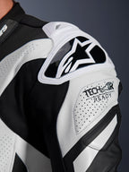 Alpinestars tuta in pelle GP Plus V4 Sprint 1 pezzo, tuta da corsa uomo, bianco e nero, pelle traforata, protezione spalla Nucleon Race, logo Tech-Air Ready