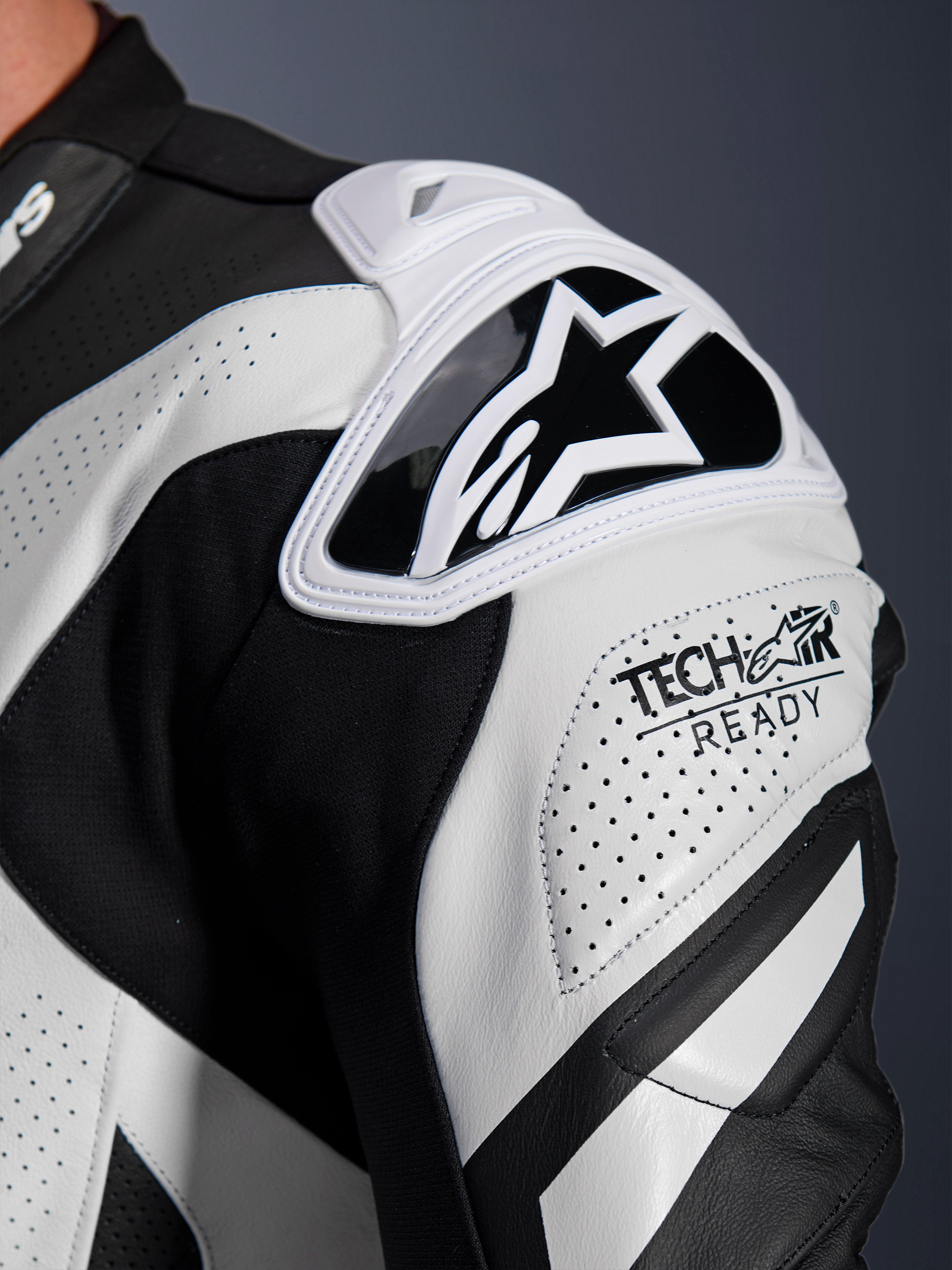 Alpinestars tuta in pelle GP Plus V4 Sprint 1 pezzo, tuta da corsa uomo, bianco e nero, pelle traforata, protezione spalla Nucleon Race, logo Tech-Air Ready