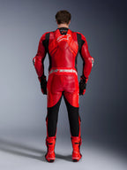 Tuta in pelle Alpinestars GP Plus V4 Sprint 1 Pezzo, tuta racing rossa e nera, vista posteriore con gobba aerodinamica.