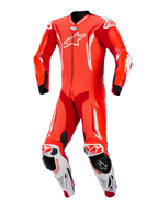Tuta in pelle intera Alpinestars GP Tech V5, Rosso Fluo, Rosso Brillante e Bianco, vista frontale, tuta professionale da corsa motociclistica con pelle traforata, accenti aerodinamici bianchi e saponette integrate
