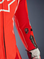 Tuta in pelle intera Alpinestars GP Tech V5, Rosso Fluo e Bright Red, primo piano della manica con indicatore Tech-Air e slider protettivi, pelle traforata con dettagli bianchi, dettaglio di attrezzatura professionale da corsa