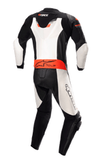Tuta in pelle monopezzo Alpinestars GP Force Chaser, vista posteriore, nero, bianco e rosso fluo, con gobba posteriore aerodinamica, logo Tech-Air Ready in vita e pannelli in pelle bianca, tuta da corsa professionale in pelle bovina