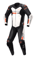 Alpinestars GP Force Chaser, tuta intera in pelle professionale da moto, nero e bianco con accenti rosso fluorescente, pannelli in pelle traforata, protezioni esterne per spalle e ginocchia, costruzione in pelle bovina