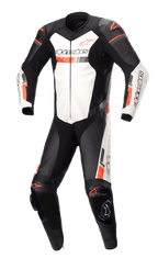 Alpinestars GP Force Chaser, tuta intera in pelle professionale da moto, nero e bianco con accenti rosso fluorescente, pannelli in pelle traforata, protezioni esterne per spalle e ginocchia, costruzione in pelle bovina