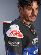 Tuta in pelle Yamaha GP-R7 1PC, blu metallizzato, nero, bianco e rosso, vista ravvicinata della spalla e del torace con protezione per le spalle DFS bianca e logo rosso, gobba aerodinamica e marchio Tech-Air Ready sulla manica in pelle traforata