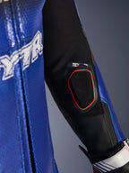 Dettaglio dell'avambraccio della tuta in pelle Yamaha GP-R7 1PC, tasca integrata per display Bluetooth Tech-Air 10 con bordo rosso, pelle traforata blu metallizzato e inserti in tessuto elasticizzato nero per prestazioni racing.