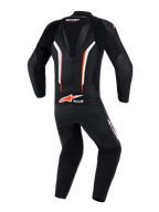 Alpinestars GP Force V2 Leather Suit 1-Piece, vista posteriore, nero bianco e rosso fluo, dotata di gobba aerodinamica, pannelli in pelle traforata per la ventilazione e logo Tech-Air Ready sulla parte bassa della schiena, abbigliamento professionale da moto.