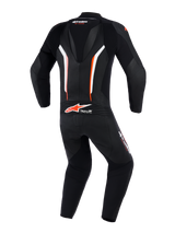 Alpinestars GP Force V2 Leather Suit 1-Piece, vista posteriore, nero bianco e rosso fluo, dotata di gobba aerodinamica, pannelli in pelle traforata per la ventilazione e logo Tech-Air Ready sulla parte bassa della schiena, abbigliamento professionale da moto.