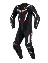 Tuta in pelle Alpinestars GP Force V2, tuta racing intera da moto, nero, bianco e rosso fluo, con pannelli in pelle traforata, accenti bianchi e rossi fluorescenti, marchio Alpinestars su petto e maniche, design professionale da pista