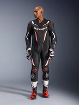 Alpinestars GP Force V2 Leather Suit - Intera, nero, bianco e rosso fluo, vista a figura intera di un modello maschile che indossa abbigliamento professionale da gara con guanti e stivali coordinati, caratterizzata da pannelli in pelle traforata e saponette protettive sulle ginocchia.