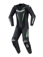 Tuta in pelle Alpinestars GP Force V2 - 1 Pezzo, tuta intera da corsa per moto, nero con accenti verde neon e loghi bianchi, dotata di pannelli in pelle traforata, slider esterni DFS Lite su spalle e ginocchia e un design sportivo dedicato.