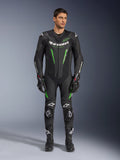 Alpinestars GP Force V2 Leather Suit - 1 pezzo, tuta da corsa motociclistica intera, nero e verde, vista frontale di un modello che indossa la tuta con logo bianco sul petto e accenti verde neon, con pelle traforata e slider esterni sulle spalle, abbinata a guanti e stivali da corsa neri