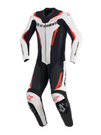 Alpinestars GP Force V2 Leather Suit - 1Piece, bianco, nero e rosso fluo, tuta da moto intera da competizione, vista frontale, con pannelli in pelle traforata, marchio Alpinestars sul petto e sulle spalle e slider per ginocchia integrati.