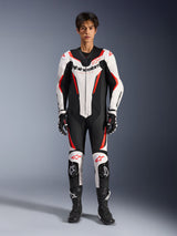 Alpinestars GP Force V2, tuta da corsa in pelle monoblocco, nero, bianco e rosso, con loghi e protezioni su spalle, gomiti e ginocchia, design aerodinamico