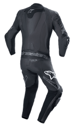 Tuta in pelle intera Alpinestars Missile V2 Ward, Nero Grigio Metallizzato, vista posteriore con gobba aerodinamica, pannelli elastici a fisarmonica sulla parte bassa della schiena e sulle spalle, loghi Alpinestars sulle cosce e logo Tech-Air Ready