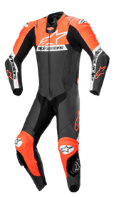 Alpinestars Missile V2 Ward 1-Piece Leather Suit, tuta professionale da moto in pelle intera in nero, rosso fluo e bianco, con un grande logo bianco sul petto, pannelli in pelle traforata, zone elasticizzate a fisarmonica sulle ginocchia e slider protettivi integrati per prestazioni in pista.