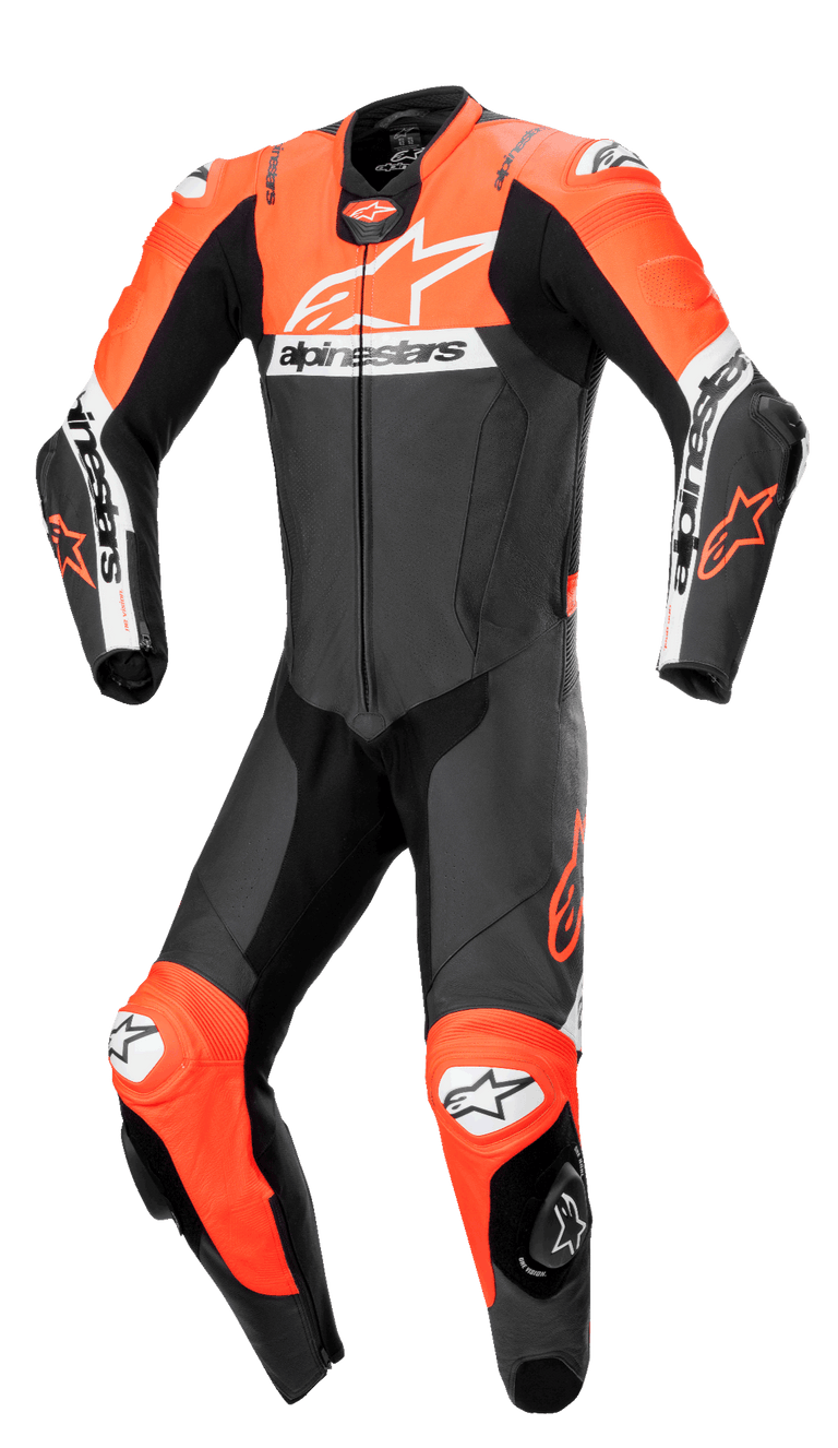 Alpinestars Missile V2 Ward 1-Piece Leather Suit, tuta professionale da moto in pelle intera in nero, rosso fluo e bianco, con un grande logo bianco sul petto, pannelli in pelle traforata, zone elasticizzate a fisarmonica sulle ginocchia e slider protettivi integrati per prestazioni in pista.
