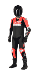 Pilota di moto con tuta in pelle intera Alpinestars Missile V2 Ward, colorazione Nero Rosso Fluo e Bianco, completa di casco nero, guanti racing neri e stivali neri, progettata per competizioni su pista ad alte prestazioni.