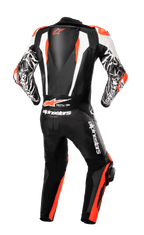 Tuta in pelle intera Alpinestars Racing Absolute V2, vista posteriore, nero, bianco e rosso fluo, con gobba aerodinamica posteriore con logo, marchio Tech-Air Ready e dettagli marmorizzati bianchi sulle braccia, equipaggiamento moto professionale da pista