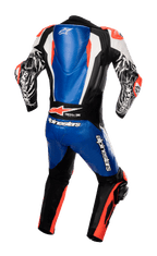 Tuta intera in pelle Alpinestars Racing Absolute V2, vista posteriore, blu metallizzato, nero, bianco e rosso fluo, con gobba aerodinamica, grandi loghi Alpinestars e pannelli elastici compositi, abbigliamento professionale per corse in pista