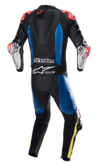 Alpinestars GP Tech V4 Leather Suit, tuta intera in pelle da corsa, nera con pannelli blu e accenti rosso fluo, vista posteriore con gobba aerodinamica e logo Tech-Air Ready, maniche bianche con grafiche nere e dettagli giallo fluo sulle gambe, abbigliamento racing professionale per prestazioni in pista