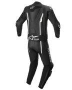 Alpinestars Missile V2 2-Piece Leather Suit, tuta da moto da corsa, nero e bianco, vista posteriore con gobba aerodinamica, pannello elasticizzato Tech-Air Ready, dettagli lineari bianchi e branding Alpinestars sulla parte bassa della schiena e sulla gamba