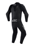 Alpinestars GP Force V2 2 Pezzi, tuta in pelle da moto, nero, vista posteriore con gobba aerodinamica e pannelli in pelle traforata, branding Alpinestars e logo Tech-Air Ready sulla parte bassa della schiena, progettata per la guida in pista ad alte prestazioni