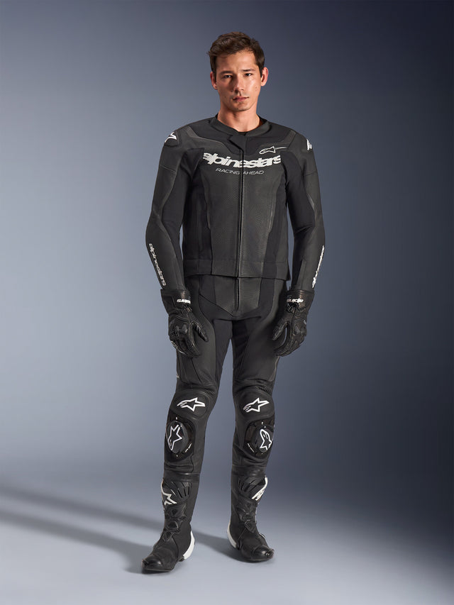 Alpinestars GP Force V2, tuta da corsa in pelle a 2 pezzi, nero con loghi bianchi, protezioni rinforzate su ginocchia e petto, equipaggiamento completo da motociclismo racing