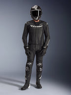 Tuta in pelle Alpinestars GP Force V2 2 Pezzi, nera, abbigliamento completo da corsa per moto comprensivo di casco nero, guanti e stivali, con pannelli in pelle traforata e loghi Alpinestars bianchi su petto e ginocchia, progettata per la guida in pista ad alte prestazioni.