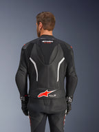 Alpinestars GP Force V2 Leather Suit - 2 pezzi, nero bianco e rosso fluo, vista posteriore della giacca in pelle, con logo Tech-Air Ready, accenti bianchi, pannelli in pelle traforata e inserti elasticizzati a fisarmonica per la mobilità.