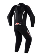 Alpinestars Tuta in pelle GP Force V2 2 pezzi, tuta da moto racing, nero, bianco e rosso fluo, vista posteriore che mostra la gobba aerodinamica, logo Tech-Air Ready sulla parte bassa della schiena, pannelli in pelle traforata per la ventilazione e loghi Alpinestars sulle gambe e sul collo.