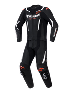 Tuta in pelle Alpinestars GP Force V2 2 pezzi, tuta da moto per uso racing, nero con accenti bianco e rosso fluo, con pannelli in pelle traforata, strisce bianche a contrasto, loghi rossi e saponette integrate, abbigliamento tecnico sportivo professionale