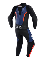 Alpinestars GP Force V2 Leather Suit 2 pezzi, vista posteriore, nero con accenti blu e rosso fluo, tuta professionale da moto racing con gobba aerodinamica, logo Tech-Air Ready bianco sulla vita, pannelli in pelle traforata e zone elasticizzate a fisarmonica per una maggiore mobilità.