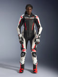 Modella che indossa la tuta in pelle Alpinestars Stella GP-R7 2 pezzi in nero, bianco e rosso fluo, completa di guanti e stivali racing coordinati, con protezioni e pannelli in pelle traforata, abbigliamento professionale da corsa motociclistica